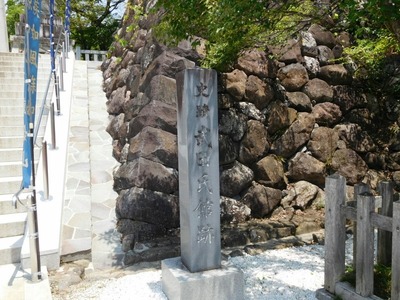 石碑と石垣