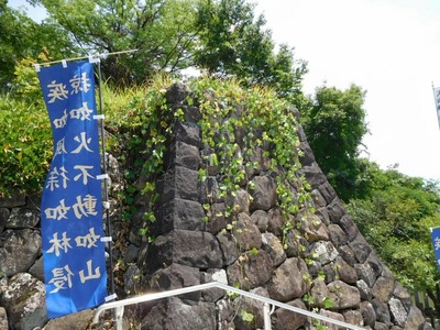 風林火山の旗(逆向き)と石垣