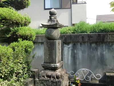 鈴木（平井）孫一の墓と伝わる五輪塔