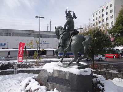 上田駅前の真田幸村像（背面）