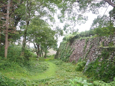 本丸石垣と空堀