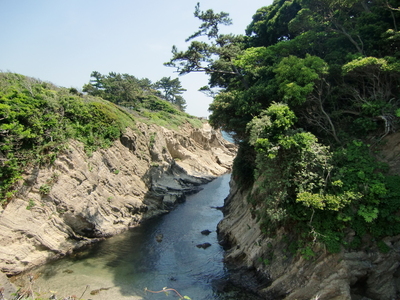 長井城（右側）の入江（天然の堀切）