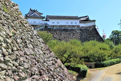 廊下門・西多聞櫓・土塀（北西側）と二の丸石垣（手前）