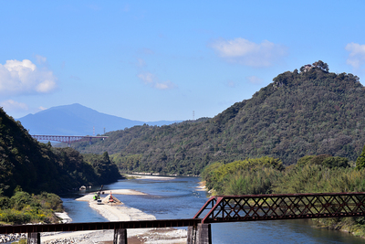 玉蔵橋から苗木城天守展望台、木曽川を望む