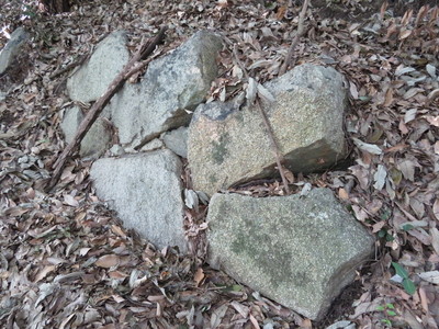本丸下の石垣の跡