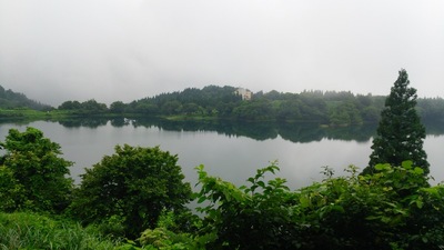 坊ヶ池と星のふるさと館を城跡から見る