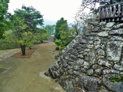 雨に濡れる戌亥隅櫓台の石垣