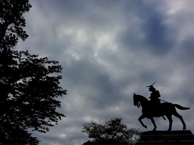 曇り空の政宗騎馬像