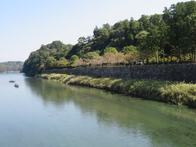 球磨川沿いの石垣