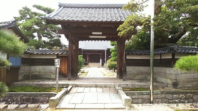 来迎寺に移築されている本丸の中門