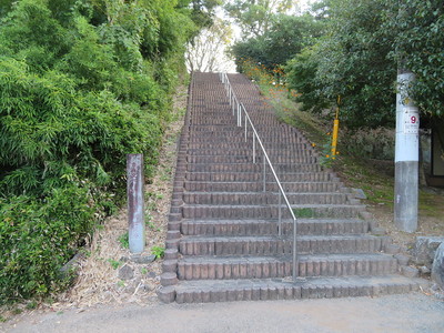 西側からの本丸への階段