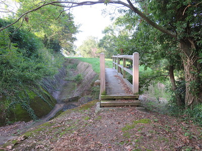 堀跡、帯曲輪に架かる木橋