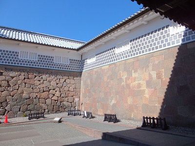 石川門石垣（右：切り込みハギ　左：打ち込みハギ）
