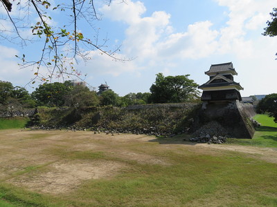 戌亥櫓と崩れ落ちた石垣（北側から）
