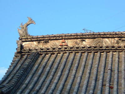 法泉寺の屋根の三つ鱗