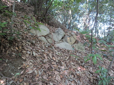 本丸下の石垣の跡