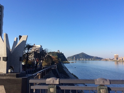 橋から見た犬山城