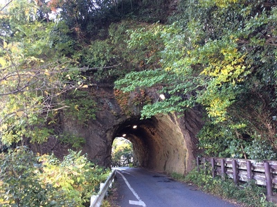 犬山城天守下の木曽川沿い道路トンネル