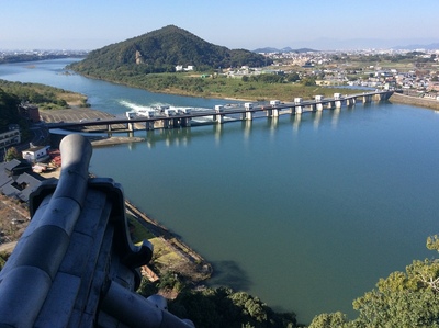 犬山城天守から見た木曽川とライン大橋・伊木山城
