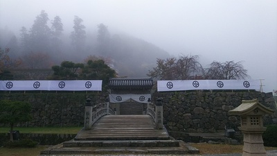 霧に包まれる登城橋