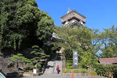 岩崎城入口と模擬天守
