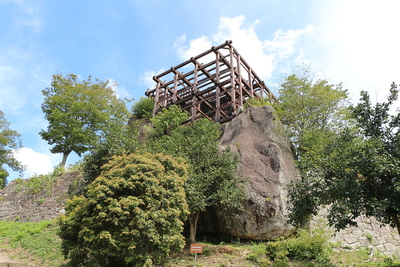 本丸巨石の上に建つ展望台