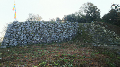 本丸跡の石垣と石段を第二曲輪から見る