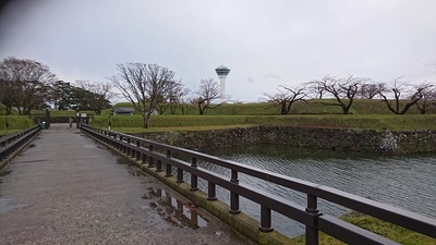 裏門橋と五稜郭タワー