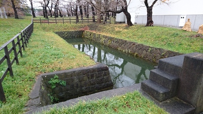 函館戦争供養塔裏の水路