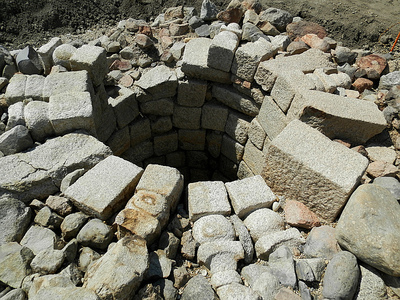 一石五輪塔が転用された井戸の跡