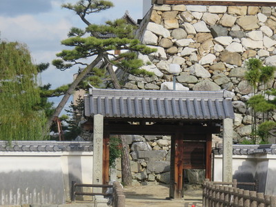 山里櫓の石垣と門