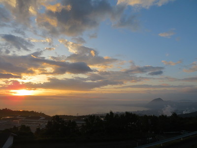 日の出の別府湾と高崎山城
