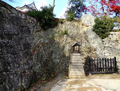 石垣と大きな岩