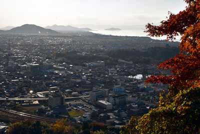 本丸跡から琵琶湖、彦根城を望む