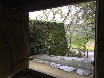 長屋門から西側の石垣を撮影