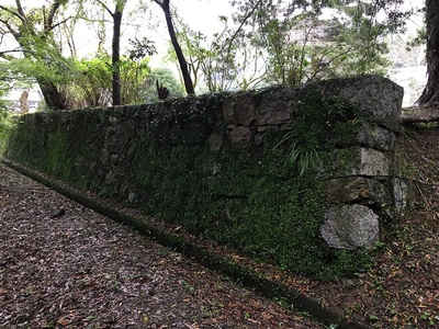 長屋門東側の石垣