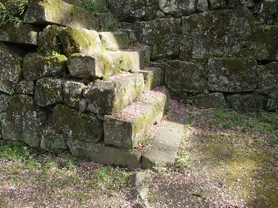 岡口門付近の石垣と石段