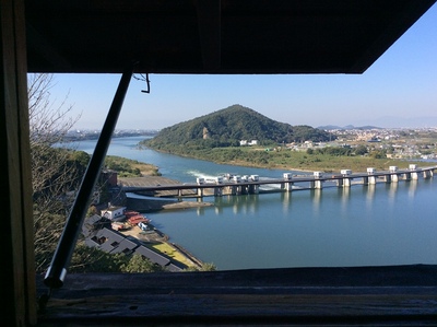犬山城天守から見た木曽川とライン大橋・伊木山城