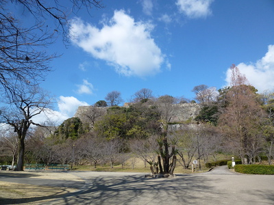 丸亀城　駅と反対側の搦手口から見る