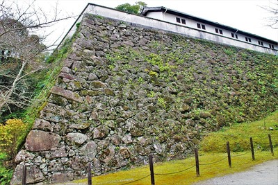藤兵衛丸石垣と旧山里倉庫（西側）
