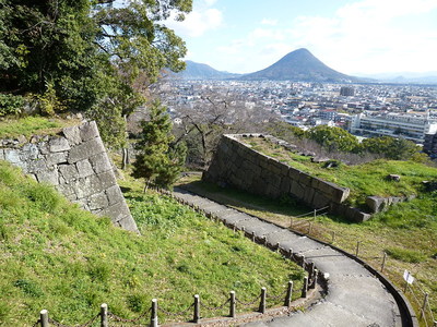 丸亀城　三の丸から讃岐富士をみる