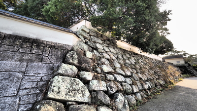 目を引く古代山城の石垣