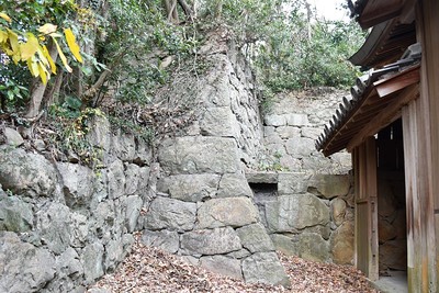 社殿横の石垣②