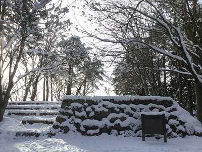 雪の本丸跡・復元石垣