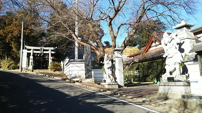 無量寺入口（右）と杉山神社（左の鳥居）