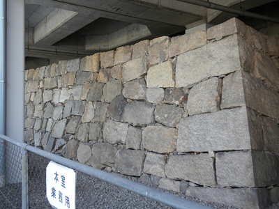駅の下の石垣