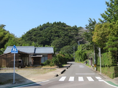 高城二の丸遠景と松尾城跡入口