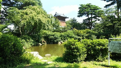 越後府跡（天朝山公園）に建つ櫓と池