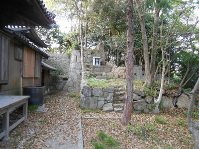 神社裏の石垣