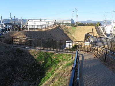 神足神社脇の土塁と空堀